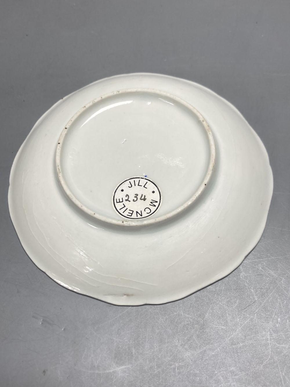 A Japanese Kakiemon dish, 17th century, a similar wine cup, 18th century and a Chinese glass vase and stand, tallest 14cm